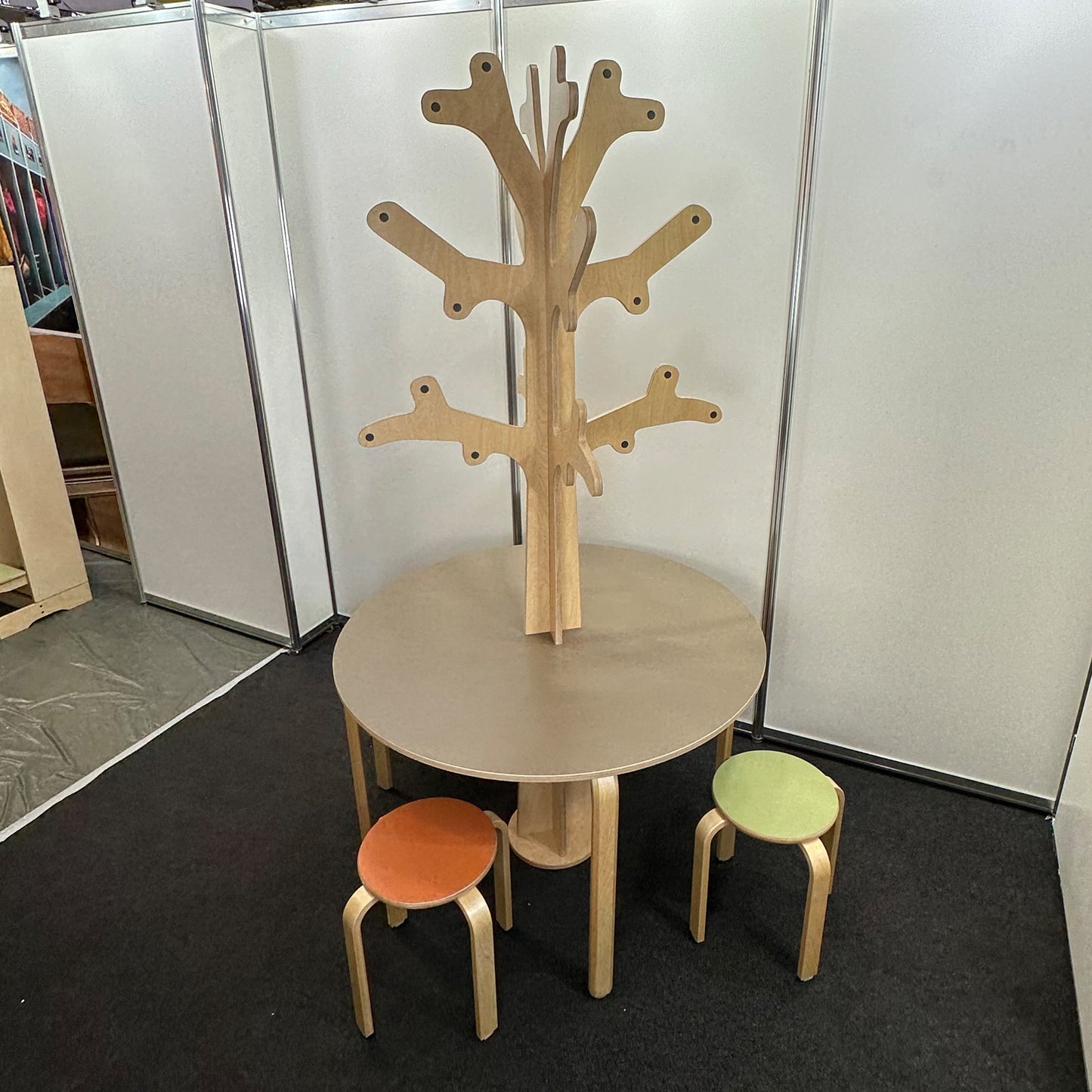 Jahreszeiten Baum mit Tisch