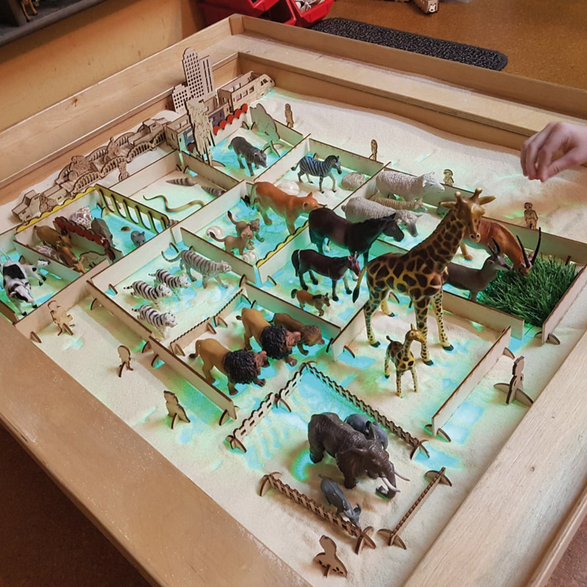 Leuchtsandkasten mit Ablagerahmen