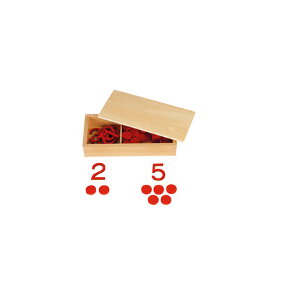 Montessori-Ziffern und Chips in Holzbox