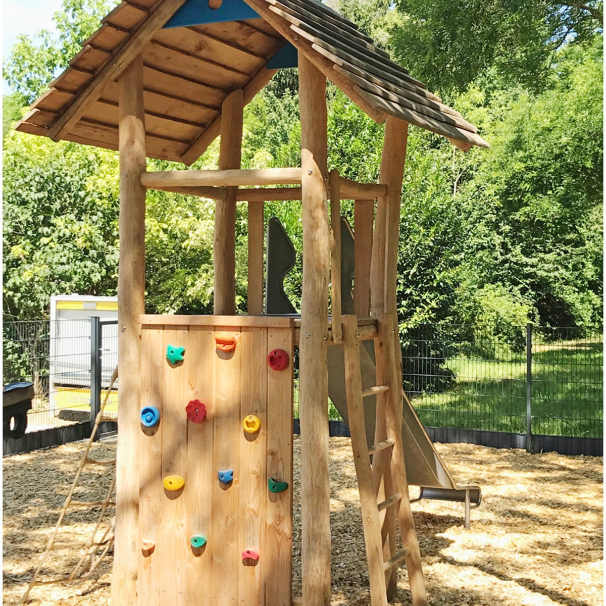 4-Eck-Spielturm mit Rutsche und Kletterwand – Bild 2