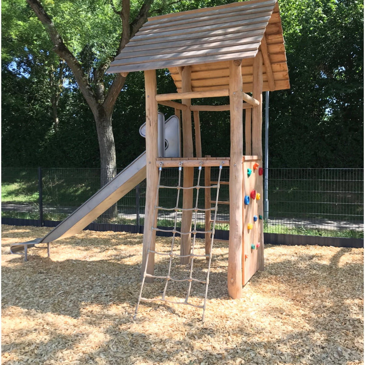 4-Eck-Spielturm mit Rutsche und Kletterwand – Bild 3
